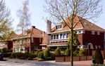 Twee keer twee villa's aan de Handweg in Amstelveen. Links op de foto de villa's van Albert J. Kramer.
<br/>
Frans Roël, 2014